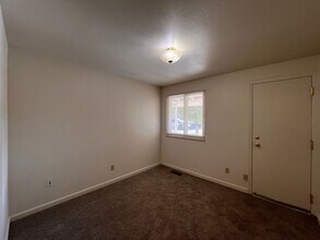 7244 Windmill Dr in Reno, NV - Building Photo - Building Photo
