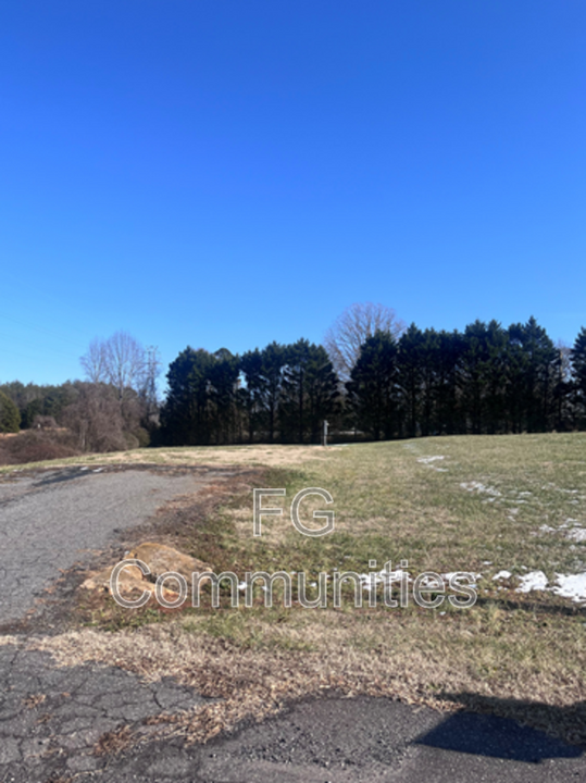 3220 Sutton Ln in Claremont, NC - Building Photo