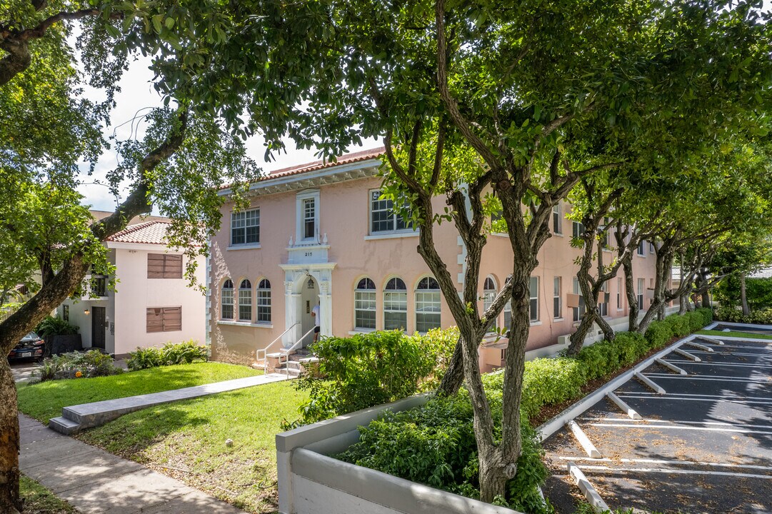 215 Calabria Ave in Coral Gables, FL - Foto de edificio