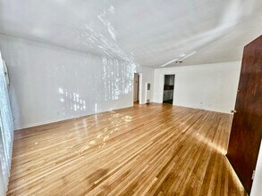 1850 N La Brea Ave in Los Angeles, CA - Foto de edificio - Building Photo