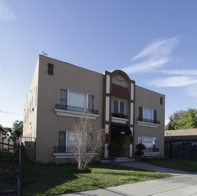 210 W Truslow Ave in Fullerton, CA - Foto de edificio - Building Photo