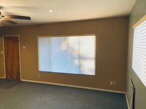 2717 W Avenue K, Unit Guest House in Lancaster, CA - Foto de edificio - Building Photo