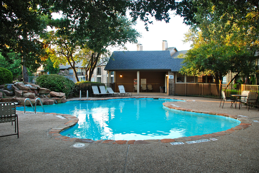 BENT TREE FOUNTAINS in Addison, TX - Building Photo