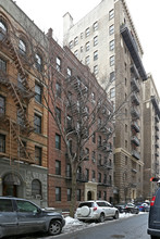 9 W 64th St in New York, NY - Foto de edificio - Building Photo