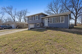 426 NW Village Dr in Lee's Summit, MO - Building Photo - Building Photo