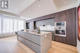 151 Avenue Rd in Toronto, ON - Building Photo - Building Photo