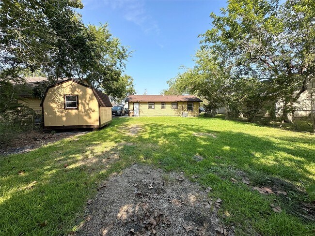 2514 Avenue B in Dickinson, TX - Building Photo - Building Photo