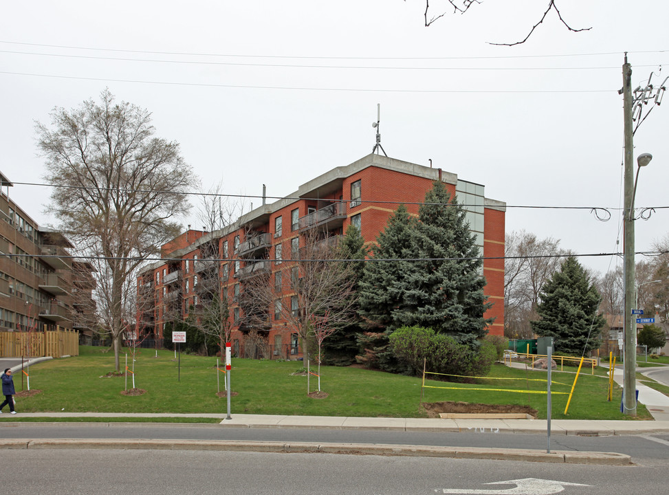 Sanderling Place in Toronto, ON - Building Photo