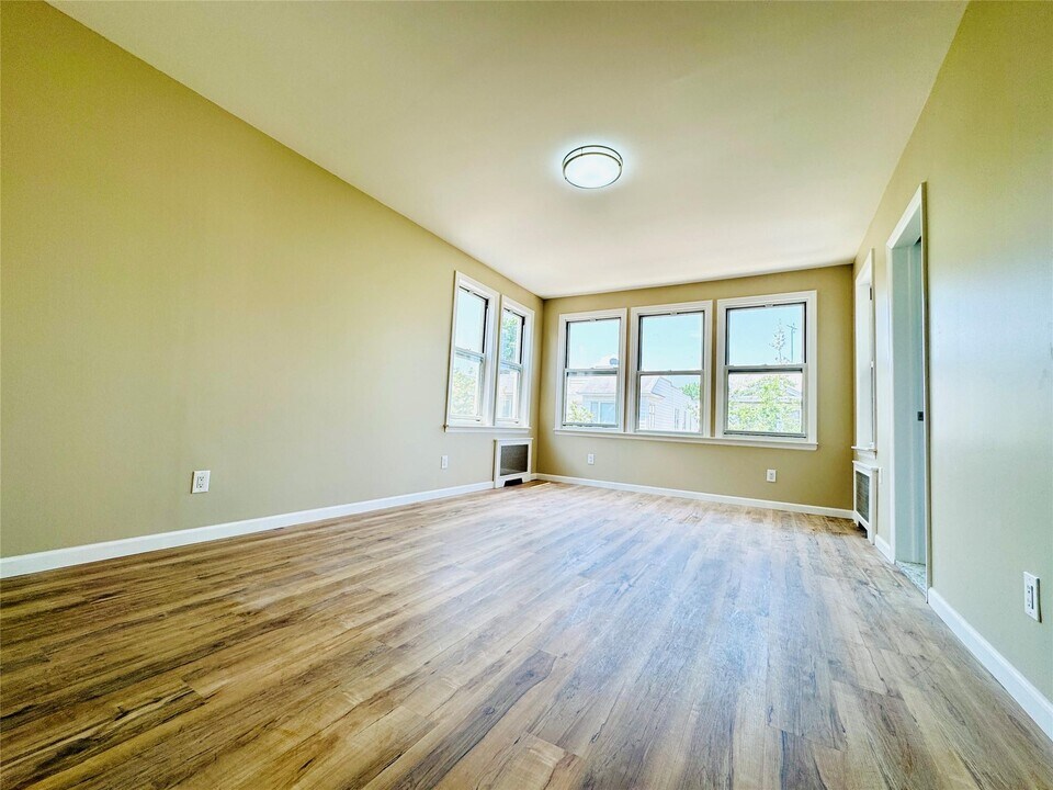 78-29 84th St in Queens, NY - Building Photo