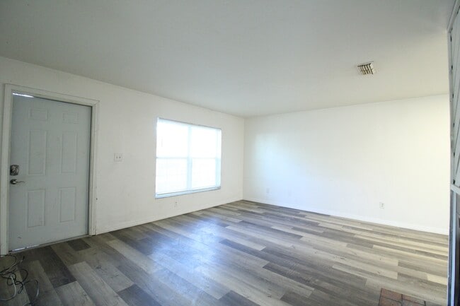 5736 NW 25th Terrace in Gainesville, FL - Building Photo - Building Photo