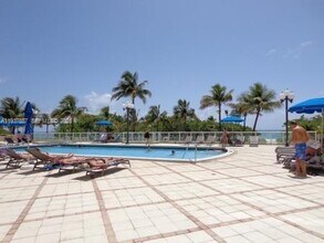 10185 Collins Ave in Bal Harbour, FL - Foto de edificio - Building Photo