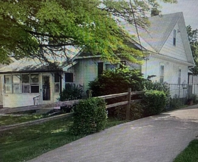 1210 W Mac Queen Ave in Peoria, IL - Building Photo - Building Photo