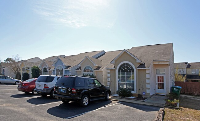 1340-1348 Redwood Ln in Gulf Breeze, FL - Foto de edificio - Building Photo