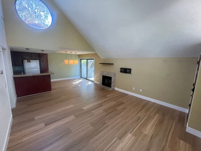 325 N Melrose Dr in Vista, CA - Building Photo - Building Photo