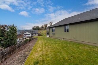 233 Palmdale Ave in Roseburg, OR - Building Photo - Building Photo