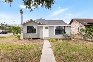 15 S 6th St in McAllen, TX - Building Photo