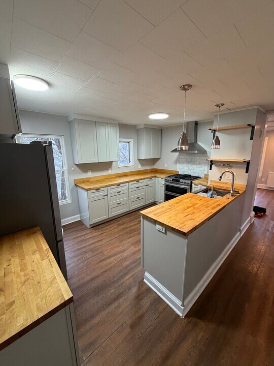 15 Essex St, Unit 2nd floor in Dover, NH - Building Photo