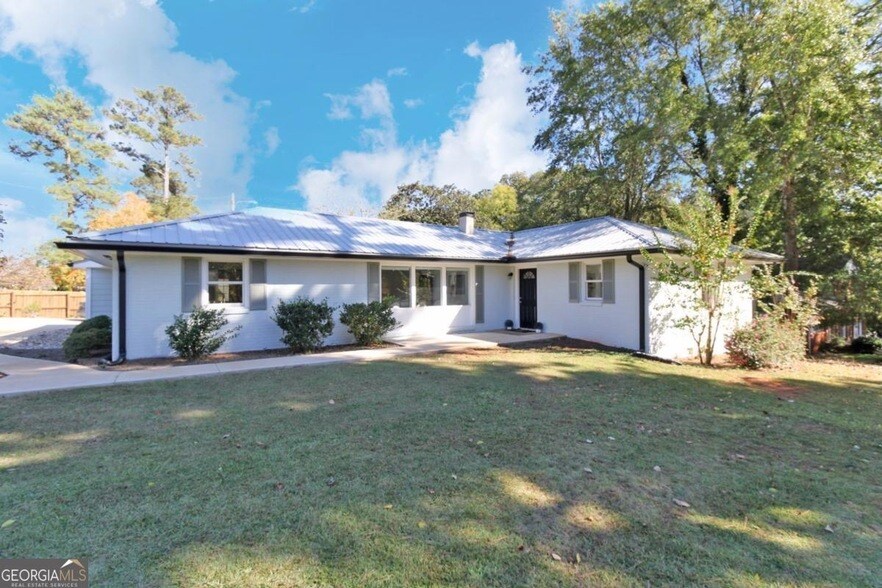 1092 West Lake Dr in Athens, GA - Building Photo