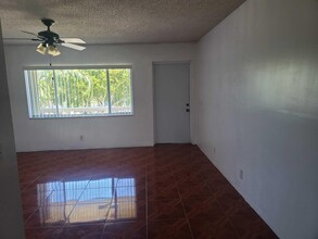 555 Purdy Ln in Palm Springs, FL - Foto de edificio - Building Photo