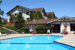 Kingsborough Apartments in Colorado Springs, CO - Building Photo