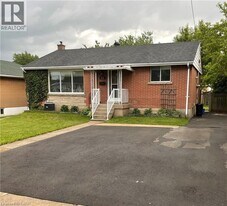 132 Howe Ave in Hamilton, ON - Building Photo
