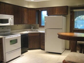 15240 Marilyn Dr in Elm Grove, WI - Foto de edificio - Building Photo