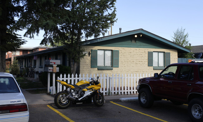 Harlan Square in Lakewood, CO - Building Photo - Building Photo