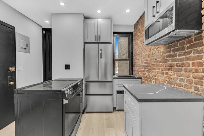 438 W 52nd St in New York, NY - Building Photo - Building Photo