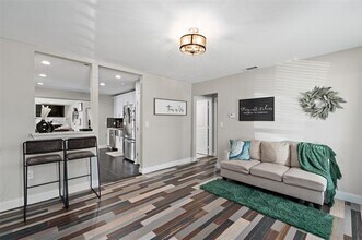 5808 Locke Ave in Fort Worth, TX - Building Photo - Building Photo