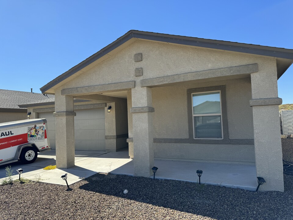 5939 Megan St in Santa Teresa, NM - Building Photo