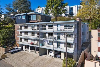 2465 Dexter Ave N in Seattle, WA - Building Photo - Building Photo