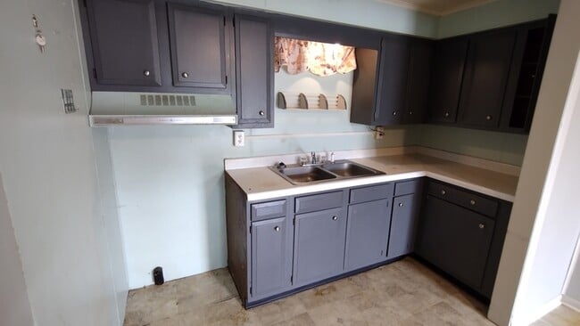 2223 N Water St Ext in Uhrichsville, OH - Building Photo - Building Photo