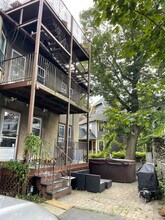 33 Oakland Rd in Brookline, MA - Building Photo - Building Photo