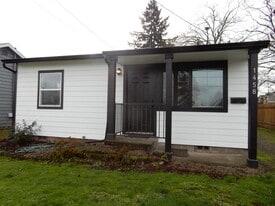 1458 E Cleveland St in Woodburn, OR - Building Photo