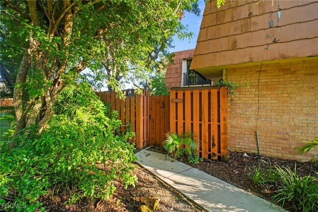 1703 Park Meadows Dr in Ft. Myers, FL - Building Photo - Building Photo