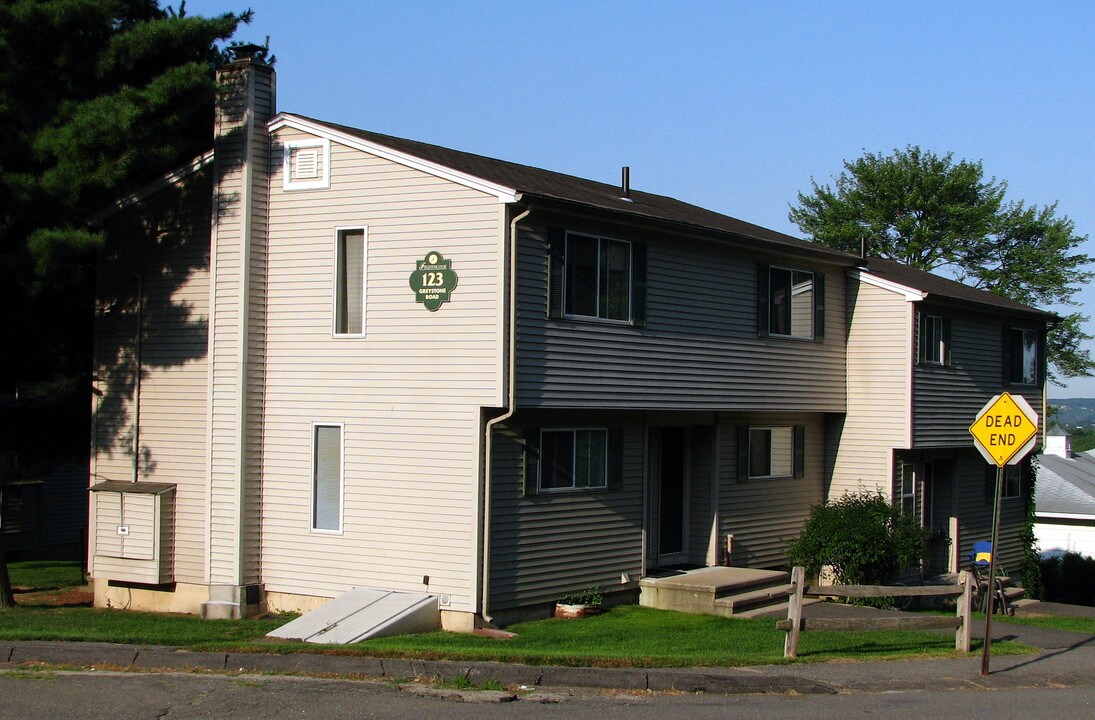 123 Greystone Rd in Waterbury, CT - Building Photo