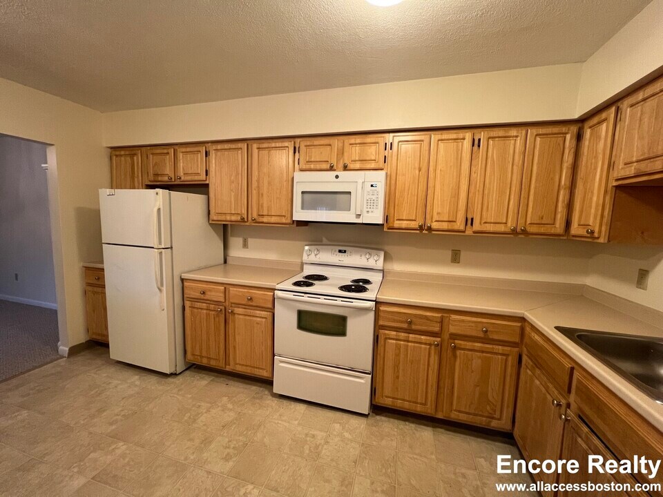 11 April Ln, Unit 2 BED 1 BATH in Lexington, MA - Building Photo