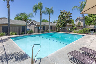 Ridgeview Villas in Fresno, CA - Building Photo - Building Photo