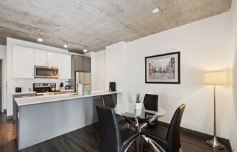 215 W Lake St in Chicago, IL - Building Photo - Building Photo