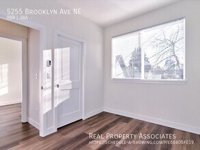 5255 Brooklyn Ave NE in Seattle, WA - Building Photo - Building Photo