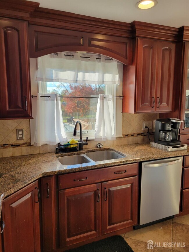 2 Groendyke Cir in Millstone Township, NJ - Building Photo - Building Photo