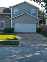 2702 Carrington Ln in Bloomington, IL - Building Photo