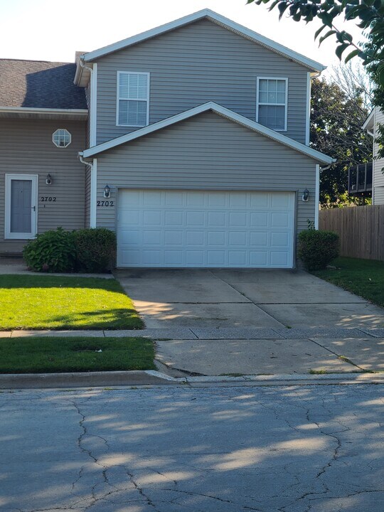 2702 Carrington Ln in Bloomington, IL - Building Photo