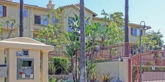 317 W Summerfield Cir in Anaheim, CA - Building Photo
