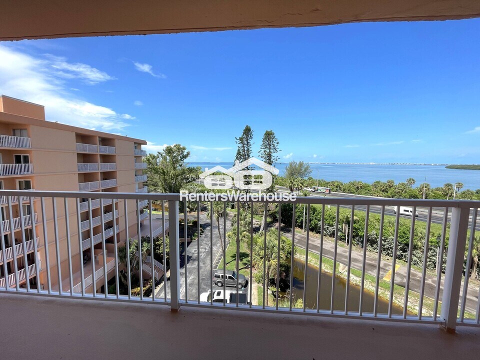 7430 Sunshine Skyway Ln S in St. Petersburg, FL - Building Photo