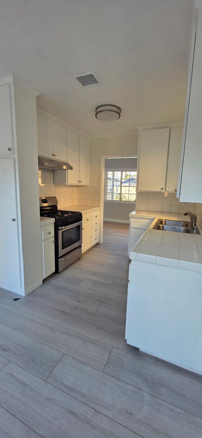 17606 Bessemer St in Encino, CA - Foto de edificio - Building Photo