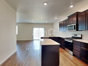 2352 NW Matteo Dr in McMinnville, OR - Building Photo - Building Photo