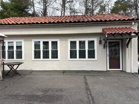 158 Horseshoe Rd in Mill Neck, NY - Building Photo