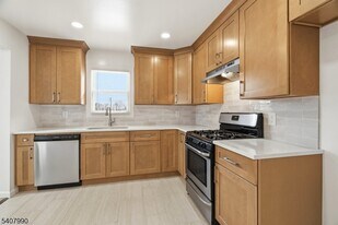 114 Grove St in Roselle Park, NJ - Building Photo