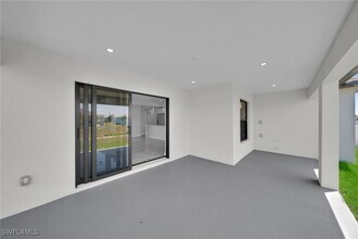 1102 Santa Barbara Blvd N in Cape Coral, FL - Foto de edificio - Building Photo